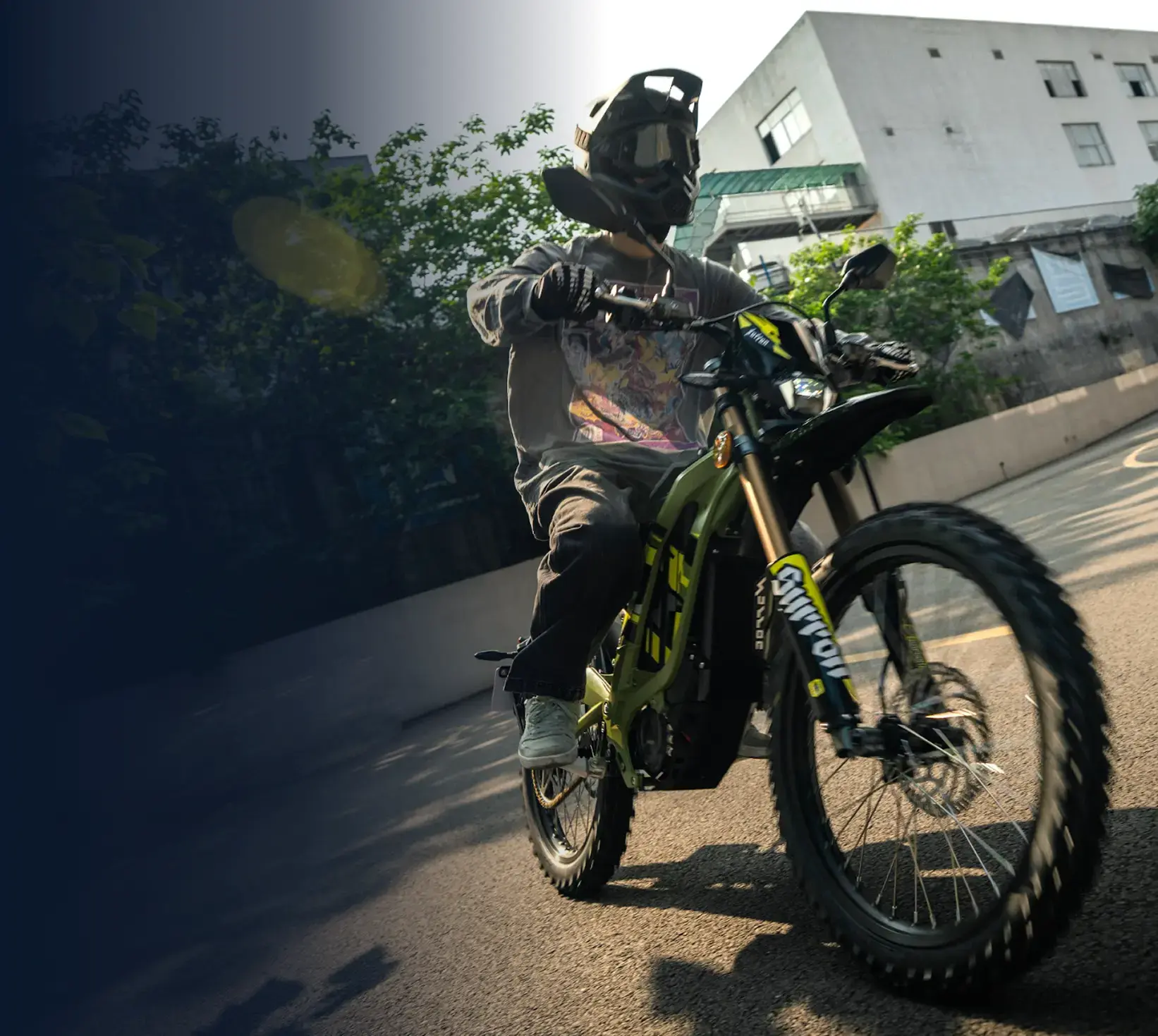 Motocyklista podczas jazdy testowej